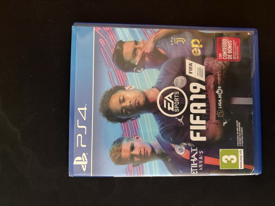 PS4 Slim 1TB + 2 comandos + FIFA 19