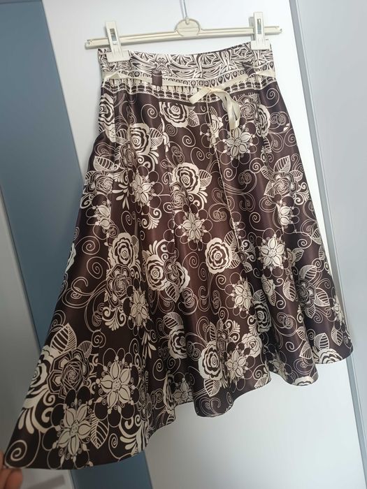 Piękna satynowa spódnica rozkloszowana