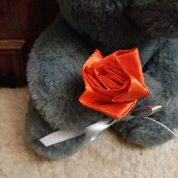 Вітальний ведмедик з квіткою