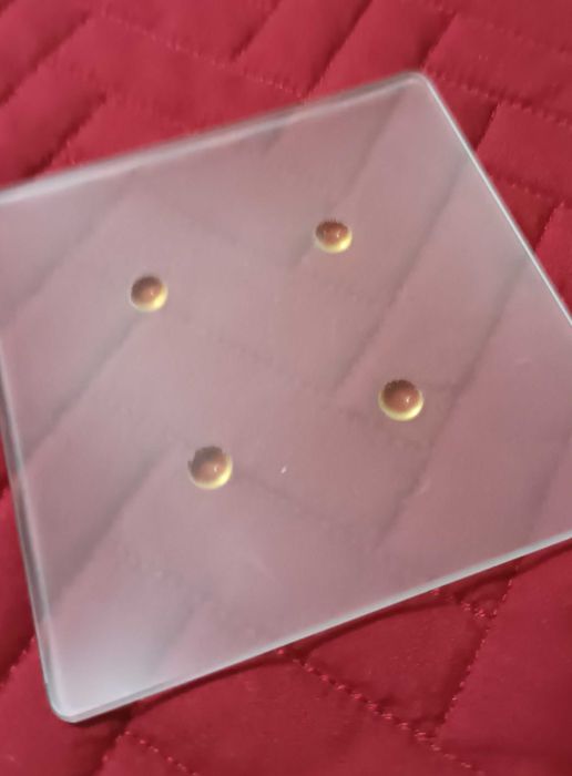 Vela redonda em suporte de vidro