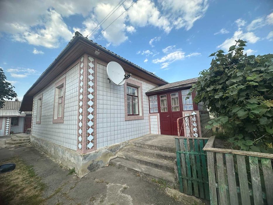 Продаж будинку в Сутисках