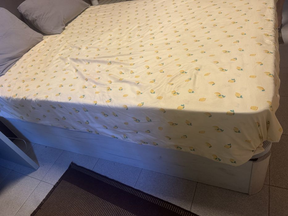 Cama de casal com arrumacao