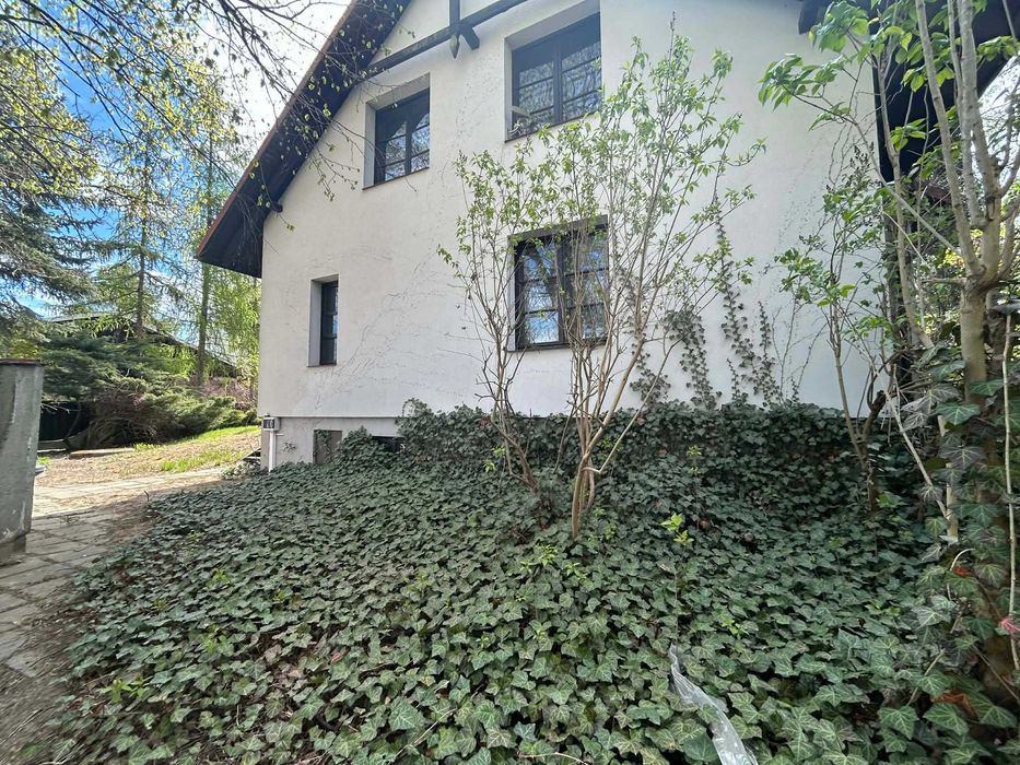 Klimatyczny dom wśród zieleni – duża działka 3493 m²
