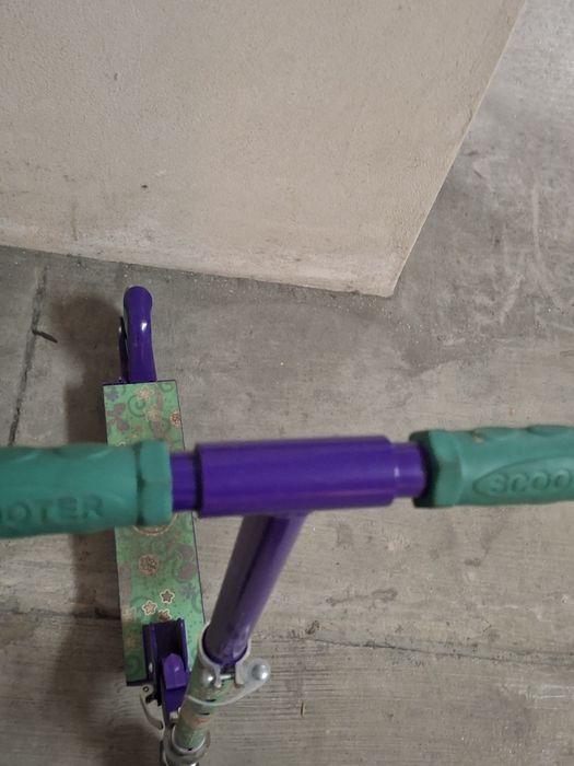 Trotineta pequena, de criança, para aprender