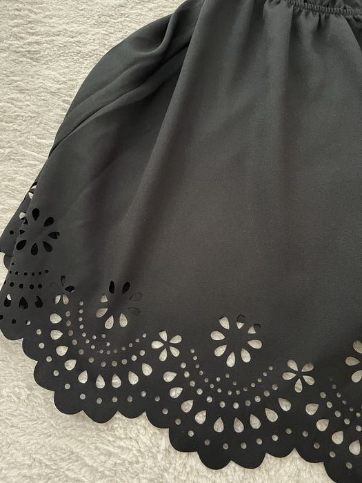 Sukienka boho, z odkrytymi ramionami z wycięciami