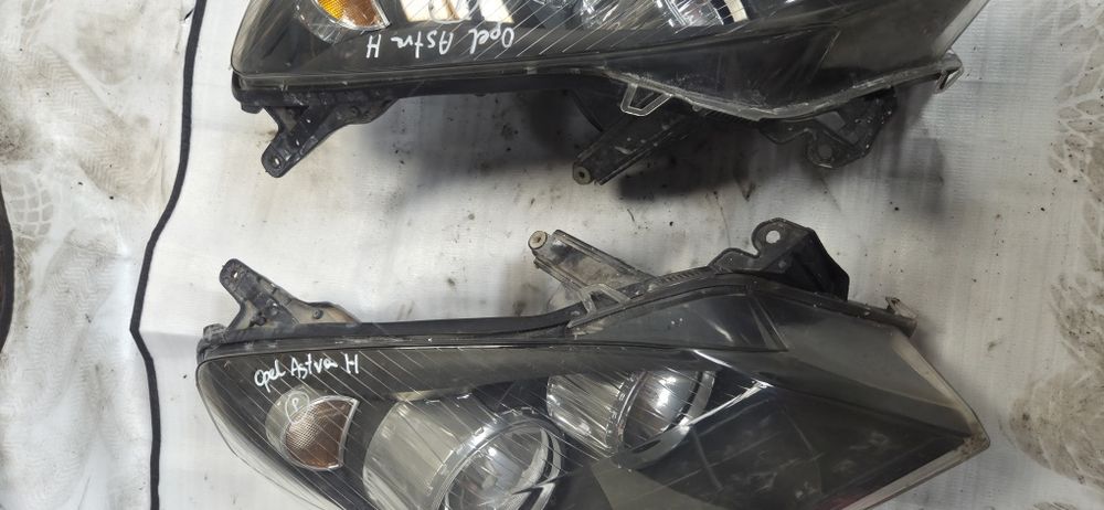 Opel astra H lampy przód komplet