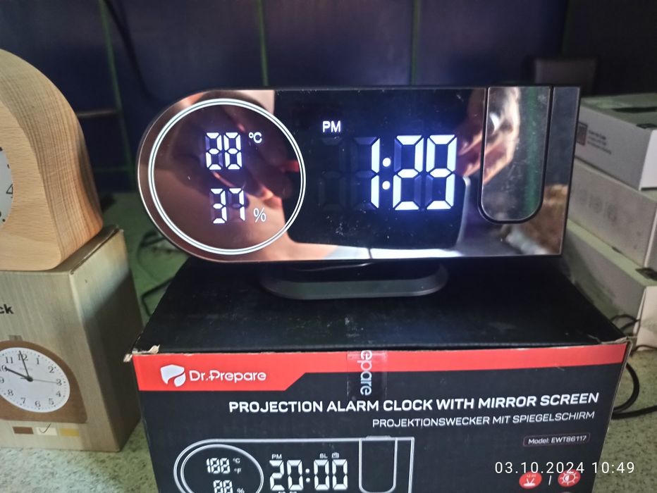 Продам зеркальные проекционные часы