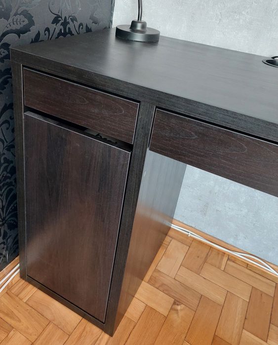 Czarne biurko ikea