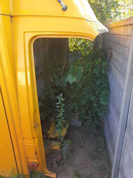 Paka kontener magazyn z półkami trzy drzwi solidna konstrukcja