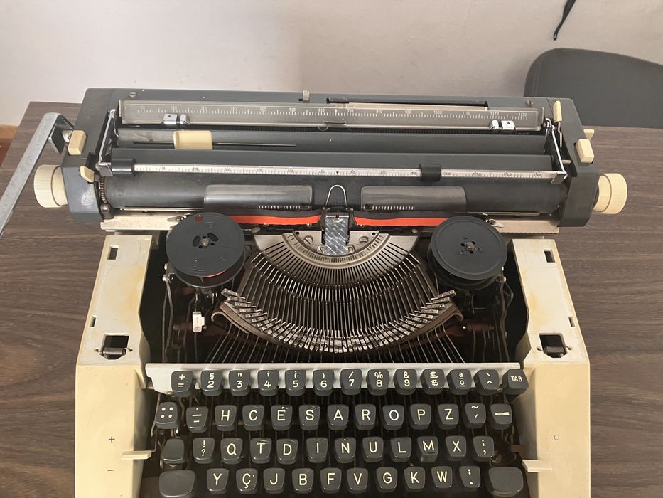 Máquina de escrever antiga Olympia