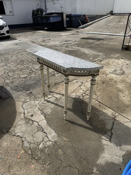 Mesa clássica com tampo em granito
