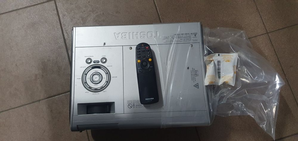 Projektor Toshiba TDP-EX21 z ekranem OKAZJA projekcyjnym