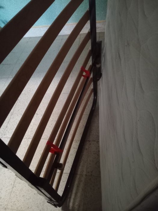 Estrado com pernas e rodinhas + colchão
