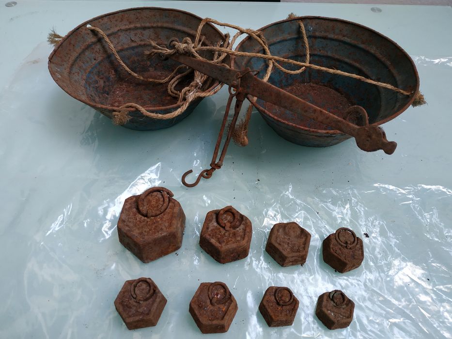 Antiga balança com os pesos