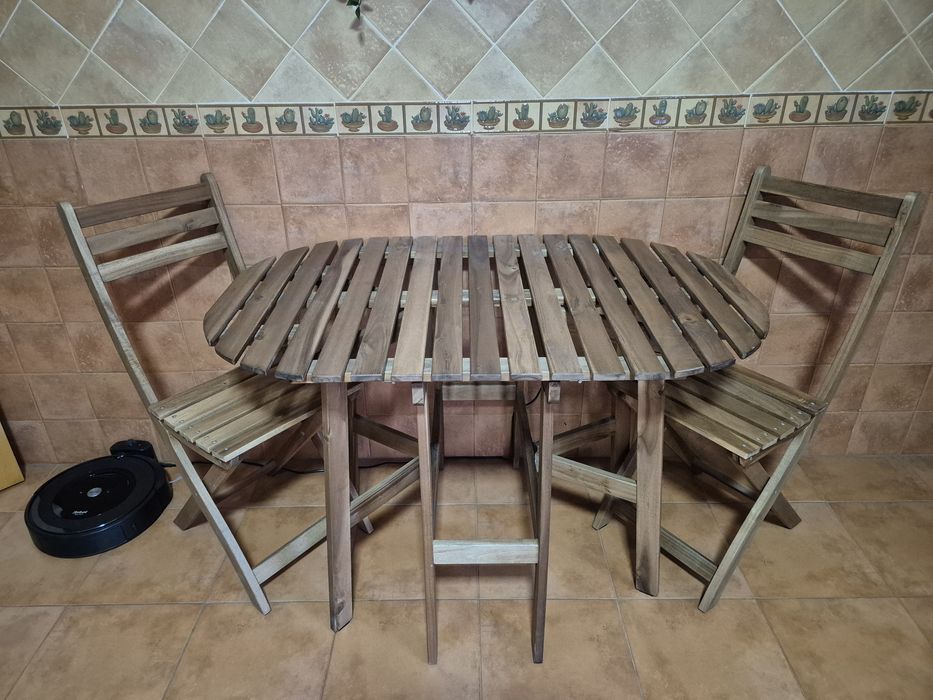 Conjunto de mesa + 2 cadeiras em madeira – ótimo estado