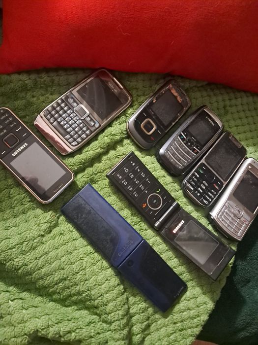 Zestaw starych telefonow czesc z ladowarkami