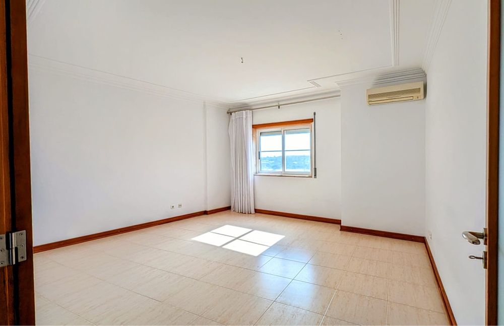 Apartamento T2 com Garagem em Santa Marta do Pinhal, Corroios