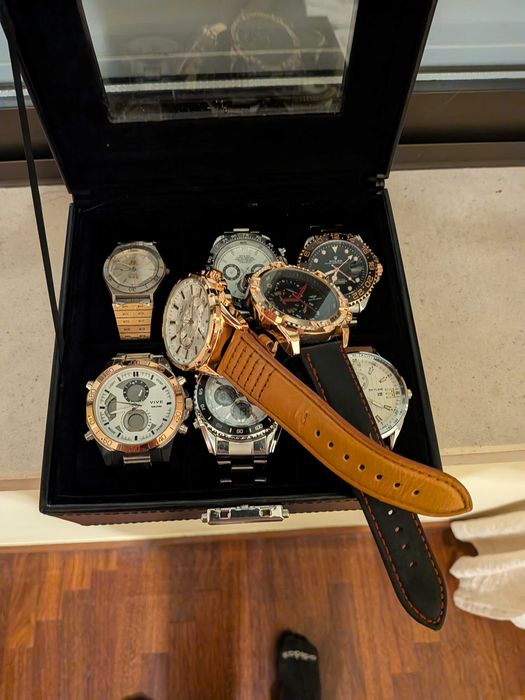 Vários relogios com caixa em pele