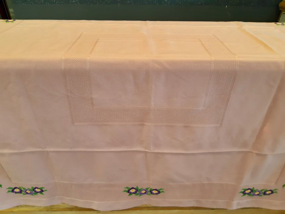 Toalha antiga rosa bordada a mão com amores perfeitos nova