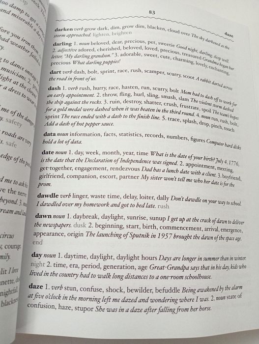 The Clear and Simple Thesaurus Dictionary (lekko pofalowany)
