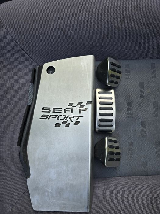 Seat Leon 1m podstopnica z nakładkami na pedały