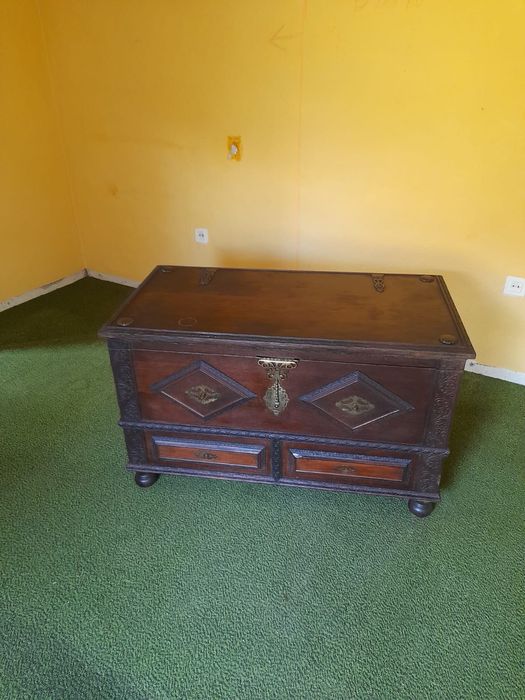 Baú antigo em madeira