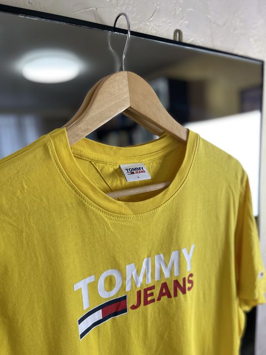 Яскрава футболка Tommy Jeans: сонячний жовтий та преміумлого