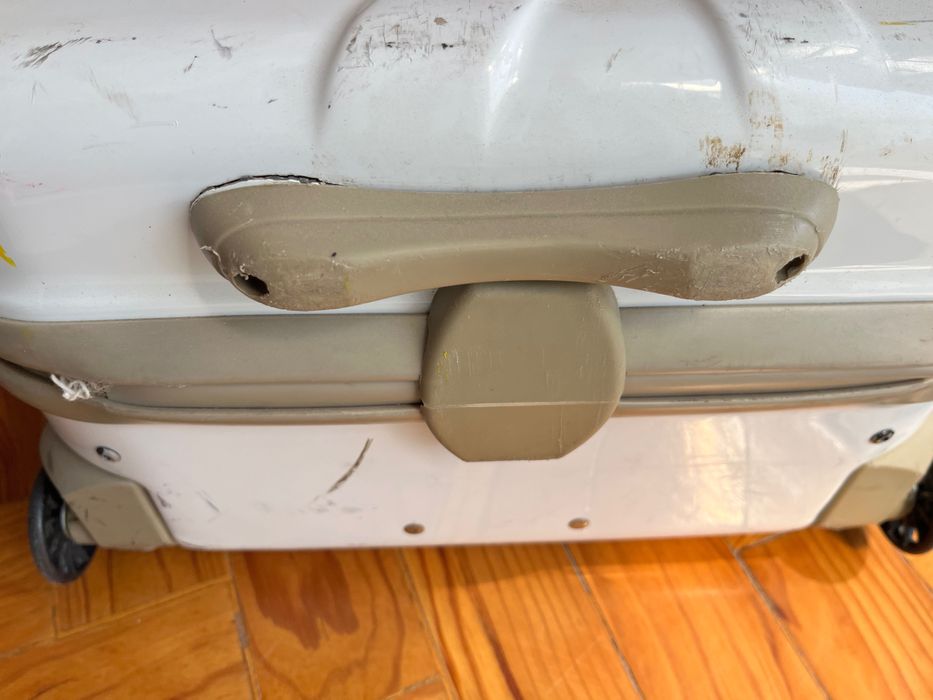 Trolley / Mala de viagem rigida benetton com rodas