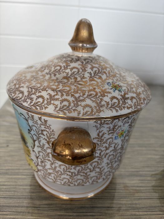Um par de peças de porcelana portuguesa pintadas