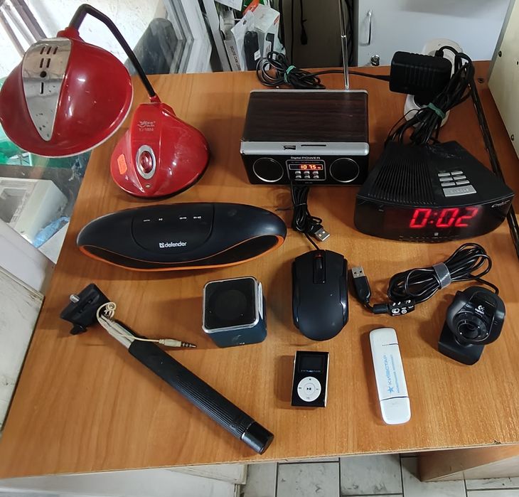 Лот електроніки: 10 пристроїв для дому та офісу