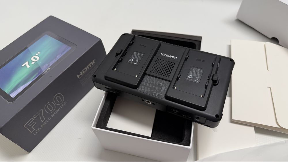 Monitor do kamery + 4 baterie nowe