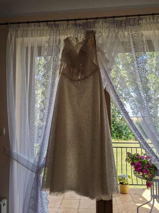 Przepiękna błyszcząca suknia ślubna ivory