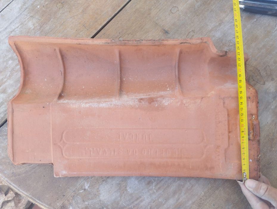 Telha cerâmica juncal em bom estado