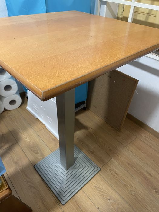 Mesa de pé alto  com tampo 70x70