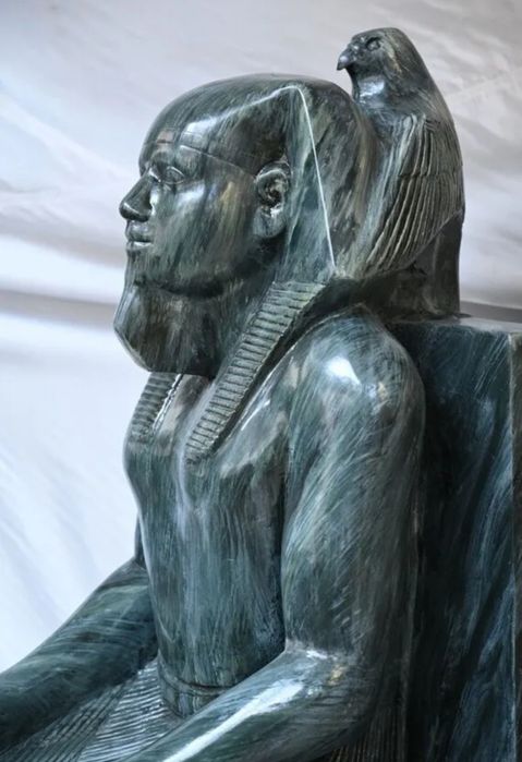 Estátua em pedra do faraó egípcio "Khafre"