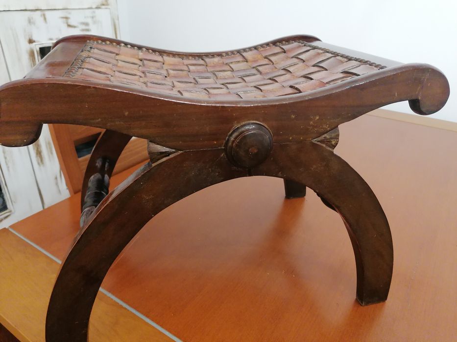 Banqueta vintage com marcas de uso