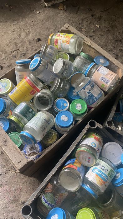 Скляні баночки з затрутками від дитячого харчування