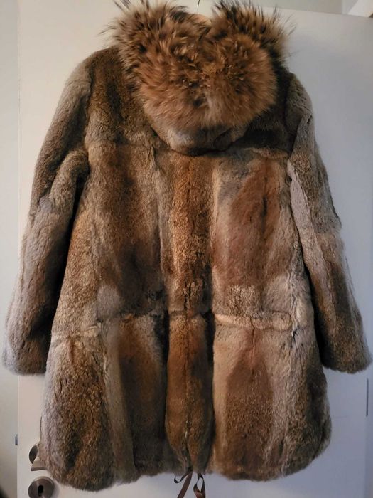 Casaco com carapuço, pêlo coelho.