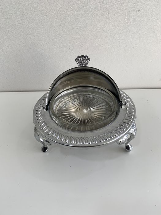 Caixa prateada com cinzeiro para decoração