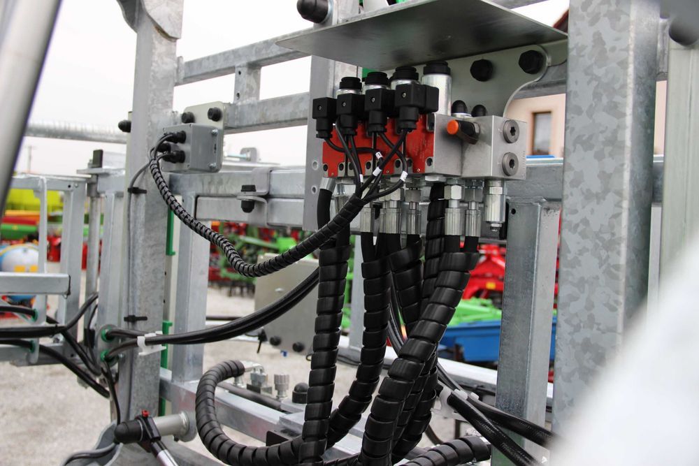 Opryskiwacz ciągany zaczepiany hydrauliczny przyczepiany Tolmet Borys