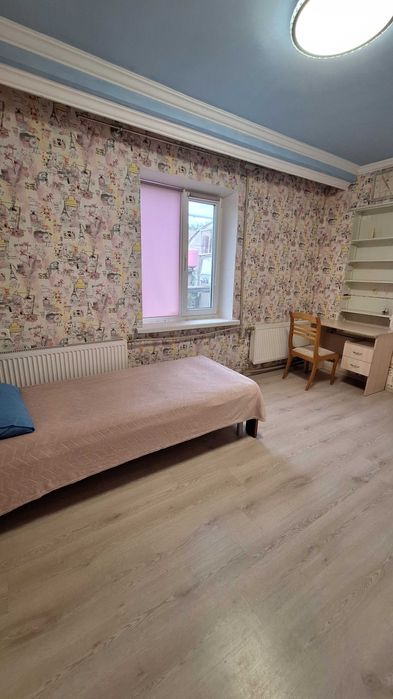 Продам дом в центре поселка Великодолинское.