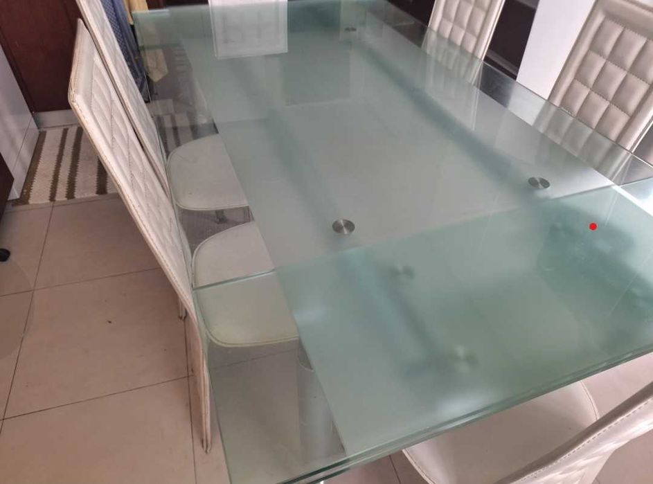 Mesa de vidro levemente esverdiado