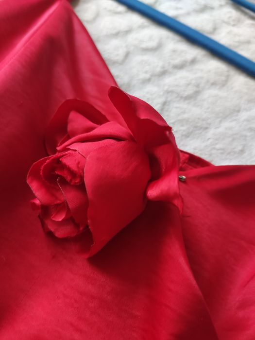 Suknia balowa z plisowaną spódnicą i wysokim stanem