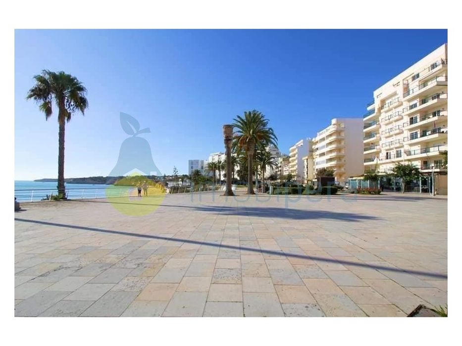 Simpático apartamento T2 renovado para venda em Armação de Pêra a 1...
