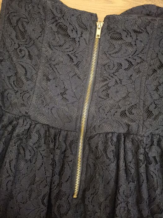 Sukienka czarna koronkowa mini