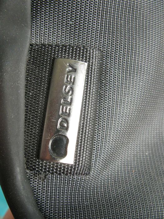 Delsey сумка через плечо с длинным регулируемым ремнём.