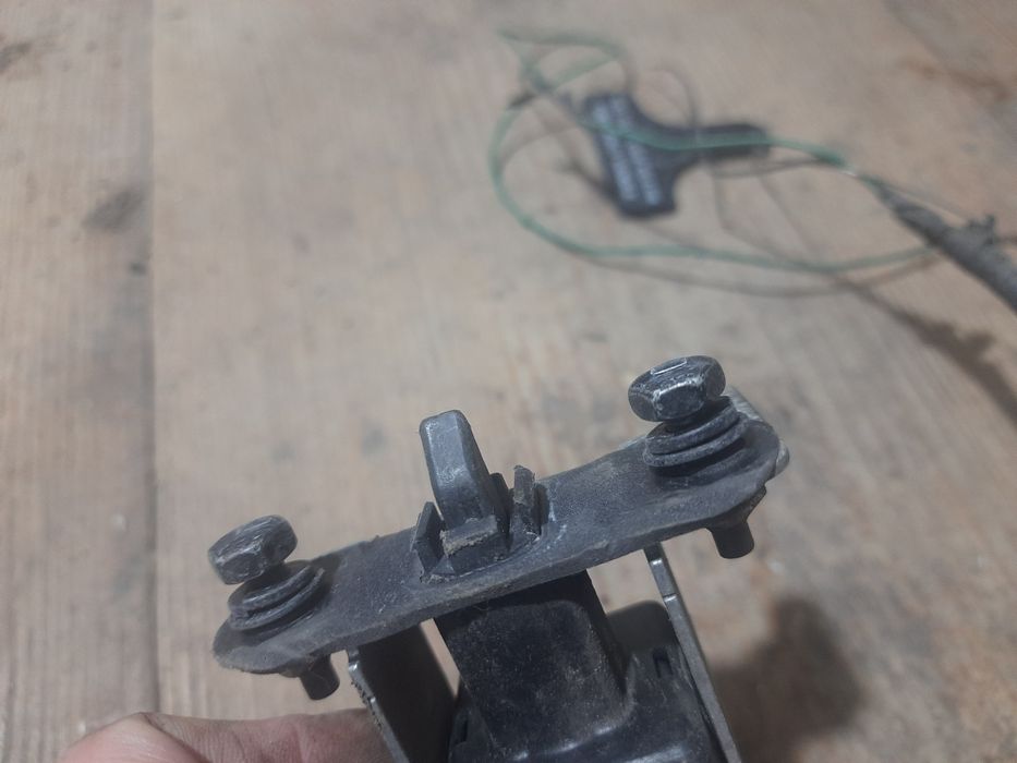 Штовхач толкатель відкривання лючка бензобака Кіа Каренс 95720-1000