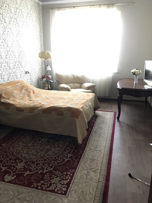 Продам свою 2 ком. Квартиру 4/4 сталинка центр, (сертификат возможен)