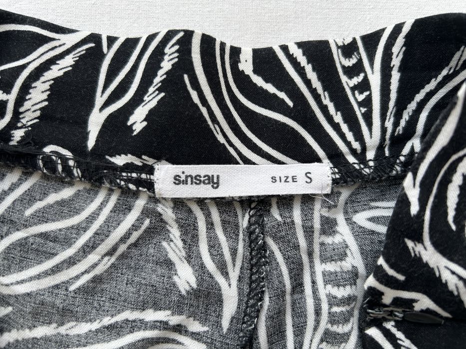 Чорні шорти з білим принтом sinsay S