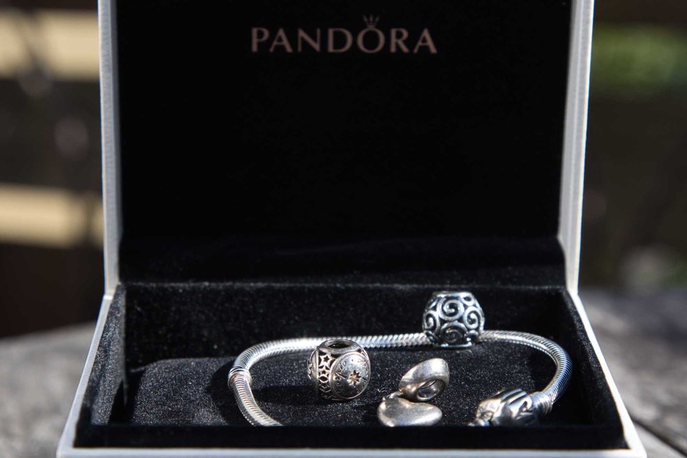 PANDORA – srebrna bransoletka 20 cm z charmsami + pudełko